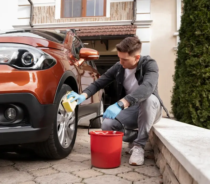 Lavage auto à domicile Béduer : professionnel intervenant sur un véhicule